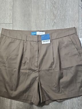 Old Navy Women's Tan Pleated Bermuda Shorts